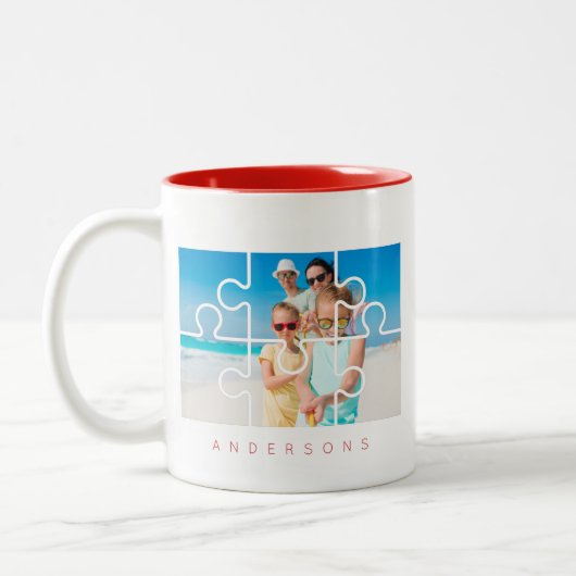 Modernes Minimalistisches Puzzle Familienname Zweifarbige Tasse (Links)