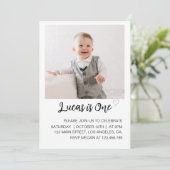 Modernes Minimalistisches Schwarz-Weiß-Foto Einladung (Stehend Vorderseite)