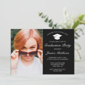 Modernes Minimalistisches Schwarz-weißes Abschluss Einladung (Stehend Vorderseite)