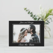 Modernes Minimalistisches Schwarz-weißes Hochzeits Save The Date (Stehend Vorderseite)