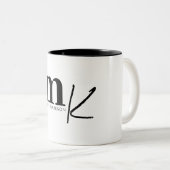 Modernes Minimalistisches Schwarz-weißes Monogramm Zweifarbige Tasse (VorderseiteRechts)