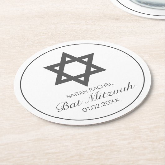 Modernes Minimalistisches Schwarzes Bar Bat Mitzva Runder Pappuntersetzer (Angewinkelt)