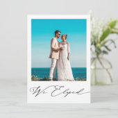 Modernes Minimalistisches Schwarzes Foto Hochzeits Ankündigung (Stehend Vorderseite)