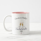 Modernes Minimalistisches Script Bachelorette Indi Zweifarbige Tasse (Links)