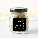 Modernes Minimalistisches Script Black | Hochzeit Quadratischer Aufkleber<br><div class="desc">Diese eleganten,  minimalistischen Hochzeitsaufkleber sind mit weißer,  moderner Schrift-Typografie und einem sauberen,  serifenlosen Text auf dunkelschwarzem Hintergrund für ein einfaches und stilvolles Design,  das Sie Liebe geben werden,  ausgestattet.</div>