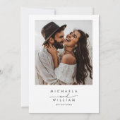 Modernes Minimalistisches Script Black & White Wed Einladung (Rückseite)