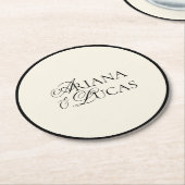 Modernes Minimalistisches Script Black & White Wed Runder Pappuntersetzer (Angewinkelt)