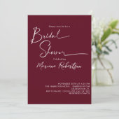 Modernes Minimalistisches Script Burgundy Brautpar Einladung (Stehend Vorderseite)