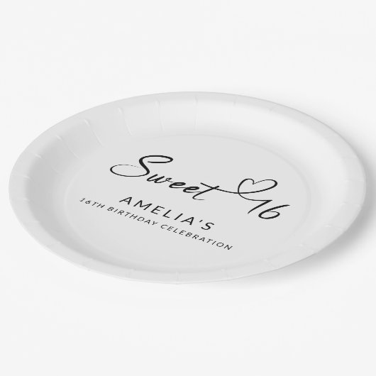 Modernes Minimalistisches Script Heart Sweet 16 Pappteller (Schrägansicht)
