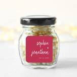 Modernes Minimalistisches Script Magenta Red | Hoc Quadratischer Aufkleber<br><div class="desc">Diese eleganten,  minimalistischen Hochzeitsaufkleber sind mit weißer,  moderner Schriftzeichen-Typografie und einem sauberen,  serifenlosen Text auf einem farbenfrohen magentafarbenen Hintergrund für ein schlichtes und stilvolles Design,  das Sie Liebe geben werden.</div>