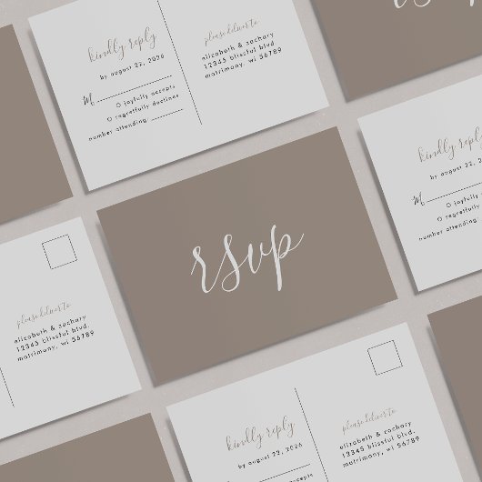 Modernes Minimalistisches Script Taupe Wedding RSV Postkarte