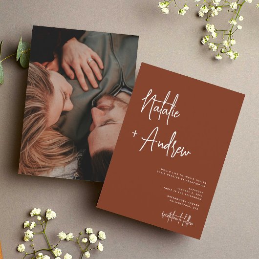 Modernes Minimalistisches Script Terracotta Weddin Einladung