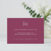 Modernes Minimalistisches Script Wedding Burgundy RSVP Karte (Stehend Vorderseite)