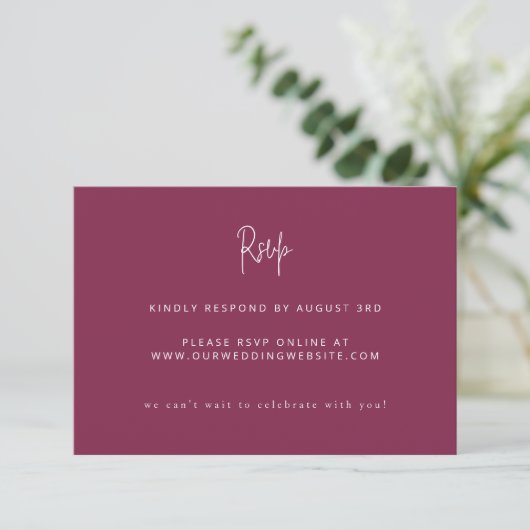 Modernes Minimalistisches Script Wedding Burgundy RSVP Karte (Stehend Vorderseite)