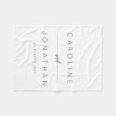 Modernes Minimalistisches Skript Weißes Brautpaar Fleecedecke (Vorderseite (Horizontal))