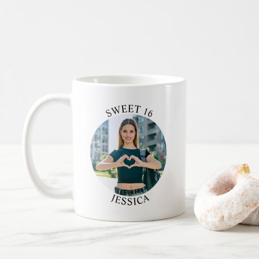Modernes Minimalistisches Sweet 16 Birthday Circle Kaffeetasse (Mit Donut)