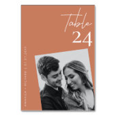 Modernes Minimalistisches Terracotta Wedding Foto Tischnummer (Vorderseite)