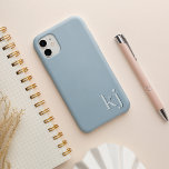 Modernes Minimalistisches Tonmonogramm iPhone 13 Hülle<br><div class="desc">Modernes minimalistisches Design in schick-tonal staubblauen Farben mit Ihren Initialen oder Monogramm in sauberen,  einfachen Buchstaben am Boden,  mit einer tieferen Farbe für einen 3D-Look.</div>