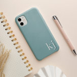 Modernes Minimalistisches Tonmonogramm iPhone 13 Hülle<br><div class="desc">Modernes minimalistisches Design in schick-tönlich grünen Farben mit Ihren Initialen oder Monogramm in sauberer,  einfacher Schrift am Boden,  mit einer tieferen Farbe für einen 3D-Look.</div>