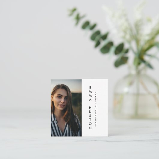 Modernes Minimalistisches Typografie-Foto Quadratische Visitenkarte (Stehend Vorderseite)