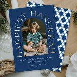Modernes, Minimalistisches und glücklichstes Hanuk Folien Feiertagskarte<br><div class="desc">Dieses stilvolle und minimalistische Design der Visitenkarte verfügt über eine Bogenfoto-Vorlage und eine große klassische Serifenfolie, die in den Worten "HAPPIEST HANUKKAH" um den Rand des Bogen-Rahmens auf dunkelblauem Hintergrund gepresst wird. Weitere Wünsche und der Familienname befinden sich ganz unten. Die Rückseite der Karte ist mit einem modernen und abstrakten...</div>