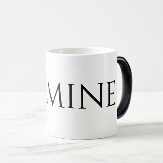 Modernes Minimalistisches Weiß-Schwarz Verwandlungstasse (VorderseiteRechts)