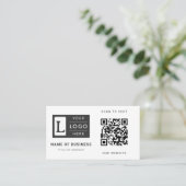 Modernes minimalistisches weißes QR-Code benutzerd Visitenkarte (Stehend Vorderseite)
