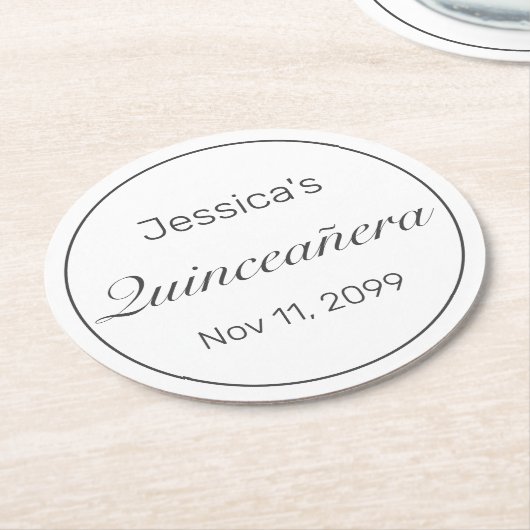 Modernes Minimalistisches Weißschwarzes Quinceaner Runder Pappuntersetzer (Angewinkelt)