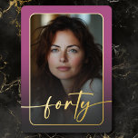 Modernes Minimalrosa Foto Folieneinladung<br><div class="desc">Feiern Sie mit dieser einfachen, modernen 40. Geburtstagsfeier in ruhigem, elegantem Stil - entworfen mit einem Stil, der sich um Sie dreht. Das Foto wird in einem abgerundeten Rechteck unter einem leicht dunklen Overlay und in einer echten Folie geklebt. Eine echte Folie modernes Drehbuch "vierzig" erstreckt sich über die Vorderseite...</div>