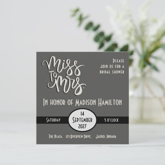 Modernes Miss an Mrs Fun Inspirivity Brautparty Einladung (Stehend Vorderseite)