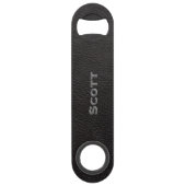 Modernes Mit Monogramm Schwarz-Leder-Textur-Look Speed Flaschenöffner (Vorderseite)