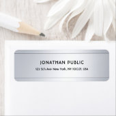 Modernes, modernes Modell mit silberner Ästhetik (Insitu)