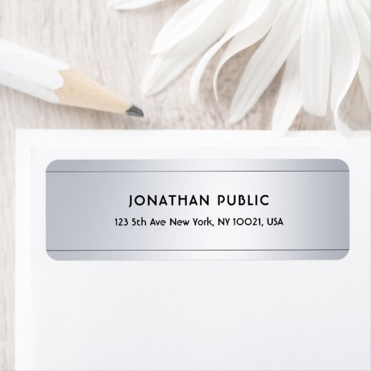 Modernes, modernes Modell mit silberner Ästhetik (Insitu)