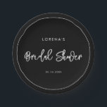 Modernes, modernes schwarzes Brautparty Pappteller<br><div class="desc">Eine kühne und trendige Typografie für Ihr Party Schreibwaren,  einfach und elegant mit einem Schwarz-Weiß-Thema. Vollständig anpassbar: Sie können bei Bedarf die Farben des Schriftartes und des Hintergrunds ändern.</div>