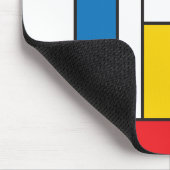 Modernes Mondrian inspiriertes grafisches Muster Mousepad (Ecke)