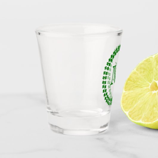Modernes Monogram 4 Leaf Clover Green Kleeblatt Schnapsglas (Links)