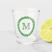 Modernes Monogram 4 Leaf Clover Green Kleeblatt Schnapsglas (Vorderseite)