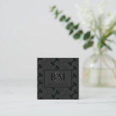 Modernes Monogram Black auf Black Dog Bone Pattern Quadratische Visitenkarte (Stehend Vorderseite)