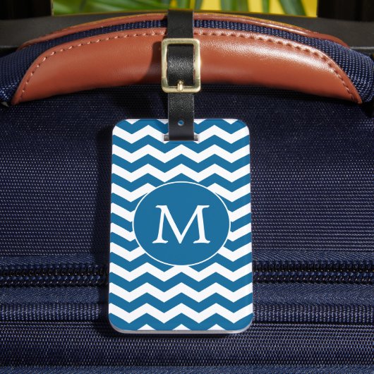 Modernes Monogram Blue Zickzack Stripes Muster Gepäckanhänger (Vorderseite Insitu 2)