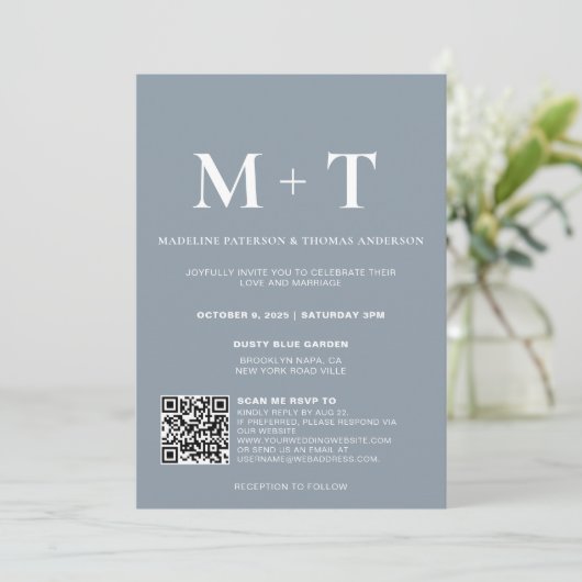 Modernes Monogram Dusty Blue QR Code UAwg Wedding Einladung (Stehend Vorderseite)