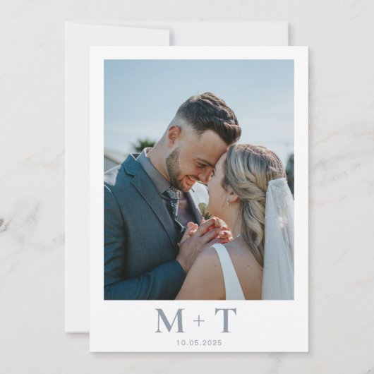 Modernes Monogram Dusty Blue QR Code UAwg Wedding Einladung (Rückseite)