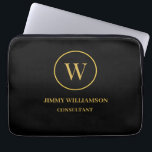 Modernes Monogram Gold Black Business Laptopschutzhülle<br><div class="desc">Maßgeschneidertes,  modernes Monogram Gold Black Business. Einfaches elegantes Design mit goldfarbenem Text auf schwarz vorne und hinten. Berufliches Design wird in jedem Geschäftsumfeld großartig aussehen.</div>