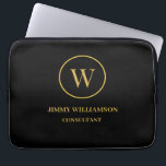 Modernes Monogram Gold Black Business Laptopschutzhülle<br><div class="desc">Maßgeschneidertes,  modernes Monogram Gold Black Business. Einfaches elegantes Design mit goldfarbenem Text auf schwarz vorne und hinten. Berufliches Design wird in jedem Geschäftsumfeld großartig aussehen.</div>