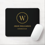 Modernes Monogram Gold Black Business Mousepad<br><div class="desc">Maßgeschneidertes,  modernes Monogram Gold Black Business. Einfaches elegantes Design mit goldfarbenem Text auf schwarz vorne und hinten. Berufliches Design wird in jedem Geschäftsumfeld großartig aussehen.</div>
