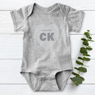 Modernes Monogram Heart Neugeborene Grau Outfit Cu Baby Strampler