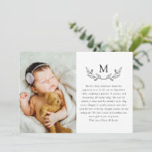 Modernes Monogram Laurel Foto Birth Ankündigung (Stehend Vorderseite)