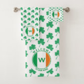 Modernes Monogram Name Irish Flag Kleeblatt Badhandtuch Set (Insitu)