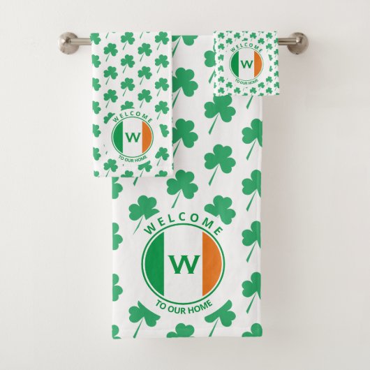 Modernes Monogram Name Irish Flag Kleeblatt Badhandtuch Set (Insitu)