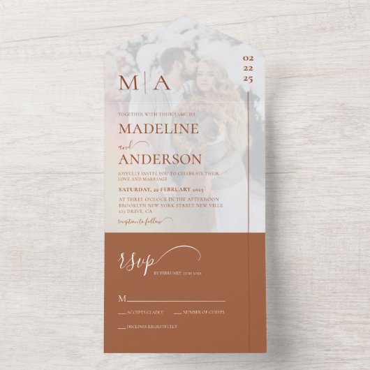 Modernes Monogram Terracotta Overlay Foto Wedding All In One Einladung (Innen)