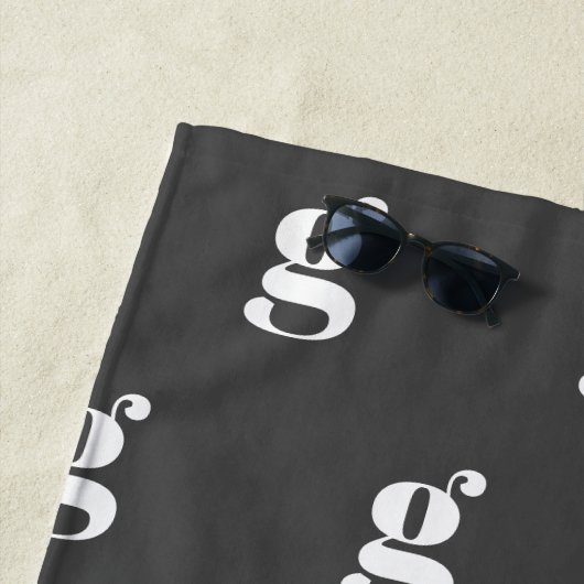 Modernes Monogramm Anfangsbuchstaben Schwarz-weiße Strandtuch (Beispiel)